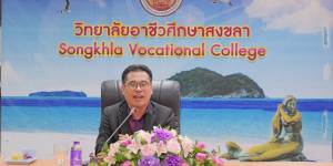ต้อนรับและแสดงความยินดี พร้อมมอบแจกันดอกไม้แก่คณะครูที่ย้ายมาปฏิบัติหน้าที่ ณ วิทยาลัยอาชีวศึกษาสงขลา จำนวน 2 ท่าน