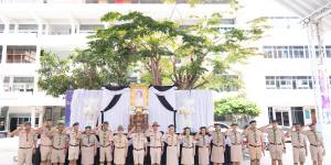 พิธีถวายอาลัยแด่ “สมเด็จพระนางเจ้าสิริกิติ์ พระบรมราชินีนาถ พระบรมราชชนนีพันปีหลวง” และร่วมยืนสงบนิ่งเป็นเวลา 93 วินาที เพื่อรำลึกในพระมหากรุณาธิคุณอันหาที่สุดมิได้ 