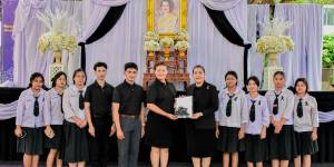 ร่วมประดิษฐ์ริบบิ้นดำ จำนวน 3,000 ชิ้น เพื่อแจกจ่ายให้กับผู้เข้าร่วม พิธีสวดพระอภิธรรมอุทิศถวายพระราชกุศลแด่ สมเด็จพระนางเจ้าสิริกิติ์ พระบรมราชินีนาถ พระบรมราชชนนีพันปีหลวง