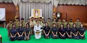 กองลูกเสือและเนตรนารีวิสามัญ (ลูกเสือจิตอาสา) วิทยาลัยอาชีวศึกษาสงขลา แจกจ่ายริบบิ้นดำให้กับผู้เข้าร่วมพิธีสวดพระอภิธรรมอุทิศถวายพระราชกุศลแด่สมเด็จพระนางเจ้าสิริกิติ์ พระบรมราชินีนาถ พระบรมราชชนนีพันปีหลวง