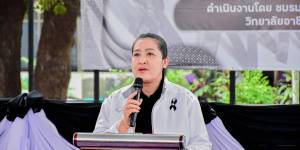 กิจกรรมการประดิษฐ์โบว์สีดำ เพื่อแสดงความไว้อาลัยแด่สมเด็จพระนางเจ้าสิริกิติ์ พระบรมราชินีนาถ พระบรมราชชนนีพันปีหลวง ภายใต้โครงการอาชีวศึกษาบูรณาการอาชีพเพื่อแก้ไขปัญหาความยากจน (108 อาชีพ) ดำเนินการโดย ชมรมวิชาชีพคหกรรมศาสตร์ 