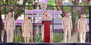 มอบเกียรติบัตรและกล่าวแสดงความยินดีแก่นักเรียน นักศึกษา และครูผู้ควบคุมทีม ซึ่งได้รับรางวัลจากการประกวด สิ่งประดิษฐ์และนวัตกรรมนานาชาติ