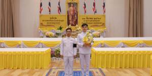 พิธีวางพานพุ่มดอกไม้ถวายราชสักการะและกล่าวถวายราชสดุดี เบื้องหน้าพระบรมฉายาลักษณ์พระบาทสมเด็จพระนั่งเกล้าเจ้าอยู่หัว 