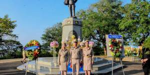 พิธีวางพวงมาลาประดิษฐ์จากผักและผลไม้สดถวายราชสักการะ เนื่องในวันคล้ายวันสิ้นพระชนม์ 8 เมษายน