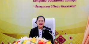 ต้อนรับและแสดงความยินดี พร้อมมอบแจกันดอกไม้แก่คณะครูที่ย้ายมาปฏิบัติหน้าที่ ณ วิทยาลัยอาชีวศึกษาสงขลา จำนวน 3 ท่าน