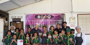 การสอนการทำเข็มกลัดติดเสื้อจากดอกไม้ผ้า โดยสาขาวิชาคหกรรมศาสตร์ และการทำขนมทองม้วน โดยสาขาวิชาอาหารและโภชนาการ ณ โรงเรียนตำรวจตระเวนชายแดนบ้านชายควน