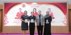  ผู้อำนวยการวิทยาลัยอาชีวศึกษาสงขลา  เป็นประธานกล่าวแสดงความยินดี และมอบของที่ระลึกแก่ครูเนื่องในโอกาสย้าย