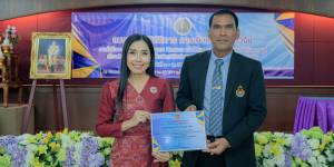 พิธีปิดและมอบเกียรติบัตรให้แก่วิทยากร ผศ.ดร. รุจิราพรรณ  คงช่วย  และผู้เข้าร่วมการอบรมเชิงปฏิบัติการ การเขียนบทความวิจัย