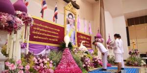 พิธีถวายเครื่องราชสักการะวางพานพุ่มและพิธีจุดเทียนถวายพระพรชัยมงคล เนื่องในโอกาสวันเฉลิมพระชนมพรรษา สมเด็จพระนางเจ้าฯ พระบรมราชินี